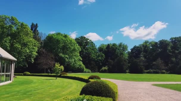 Belvedere Restaurang och slott i Lazienki eller Royal Baths Park, vacker natur på solig dag — Stockvideo