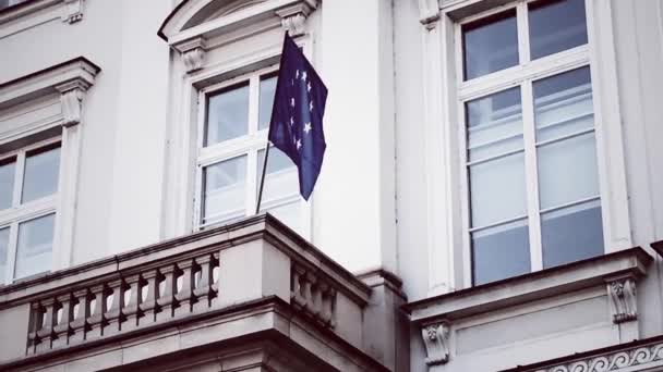 Bandera de la Unión Europea ondeando sobre un edificio en Bruselas, Bélgica, símbolo del Parlamento Europeo, la Comisión y el Consejo — Vídeos de Stock