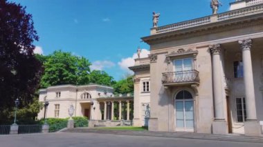 Lazienki 'deki Belvedere Restoranı ve Sarayı ya da Kraliyet Hamamları Parkı, güneşli bir günde güzel doğa.