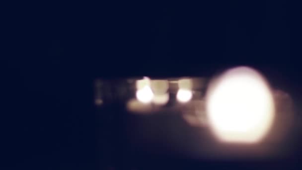 Ročník svíčka světlo v noci jako prázdninové pozadí a luxusní bokeh, abstraktní pohyb a jiskřivé zvýraznění — Stock video