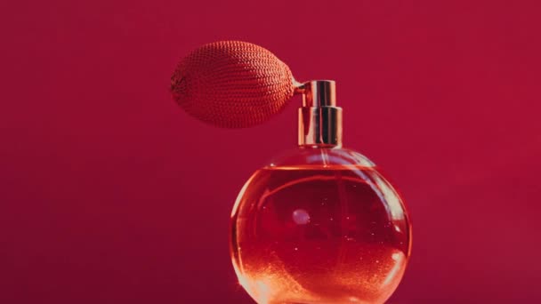 Flacon de parfum vintage et flambeaux lumineux sur fond rouge, parfum glamour comme produit de parfumerie de luxe pour la marque de cosmétiques et de beauté — Video