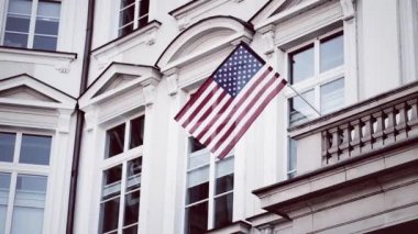 Ulusal Bağımsızlık Günü 'nün sembolü olarak Washington' daki binaya Amerikan bayrağı sallanıyor.