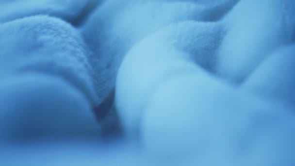 Niebieski puszysty futro płaszcz tekstury, ciepłe odzież zimowa, luksusowe tekstylia i tkaniny tło machanie i poruszanie — Wideo stockowe