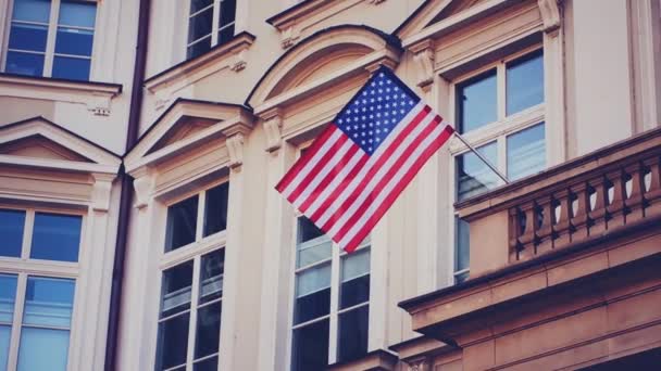 Bandiera americana che sventola sull'edificio di Washington negli Stati Uniti, simbolo della Giornata Nazionale dell'Indipendenza — Video Stock