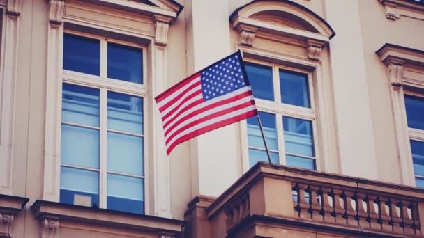 Αμερικανική σημαία κυματίζει στο κτίριο στην Ουάσιγκτον των Ηνωμένων Πολιτειών, σύμβολο της Εθνικής Ημέρας Ανεξαρτησίας — Αρχείο Βίντεο