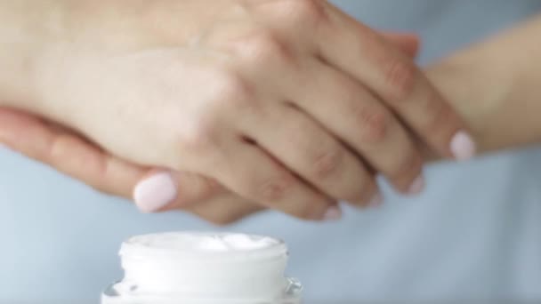 Rutina natural de cuidado de la piel, mujer que aplica crema hidratante para las manos o loción corporal para una piel sana, producto cosmético orgánico y marca de belleza de lujo — Vídeo de stock