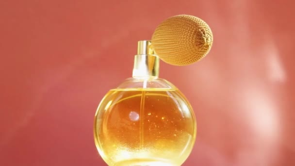 Золота пляшка парфумів і сяючі спалахи світла, шикарний аромат аромату як розкішний продукт для косметичного та красивого бренду — стокове відео