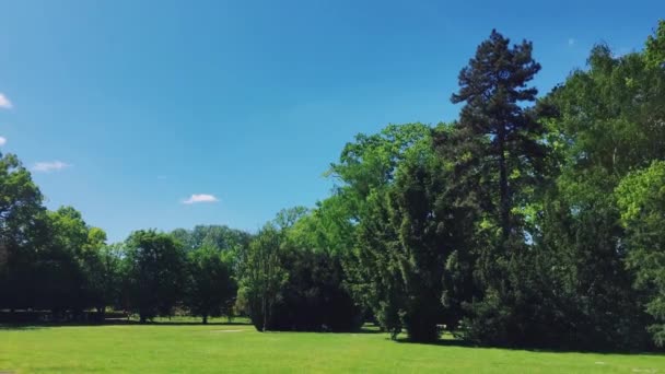Belvedere Restaurace a palác v Lazienki nebo Royal Baths Park, krásná příroda za slunečného dne — Stock video