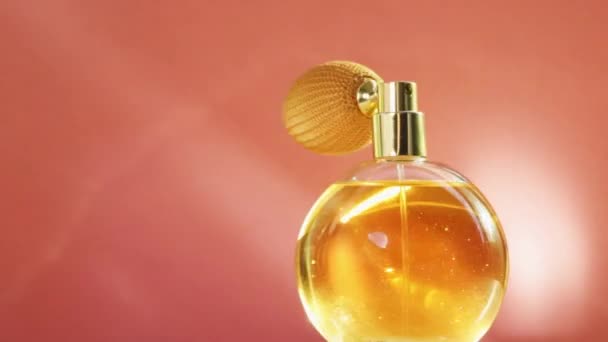 Altın parfüm şişesi ve parlayan ışık, şık bir koku kozmetik ve güzellik markası için lüks bir ürün. — Stok video