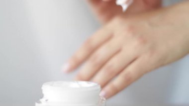 Doğal cilt bakımı, kadın nemlendirici el kremi sürüyor ya da sağlıklı cilt için vücut losyonu, organik kozmetik ürün ve lüks güzellik markası.