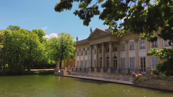 Belvedere Restaurang och slott i Lazienki eller Royal Baths Park, vacker natur på solig dag — Stockvideo