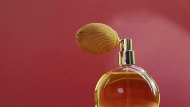 Złota butelka perfum i błyszczące lekkie flary, elegancki zapach jako luksusowy produkt dla marki kosmetycznej i kosmetycznej — Wideo stockowe