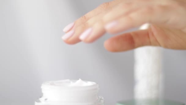 Natürliche Hautpflege Routine, Frau Anwendung feuchtigkeitsspendende Handcreme oder Körperlotion für gesunde Haut, Bio-Kosmetikprodukt und Luxus-Beauty-Marke — Stockvideo