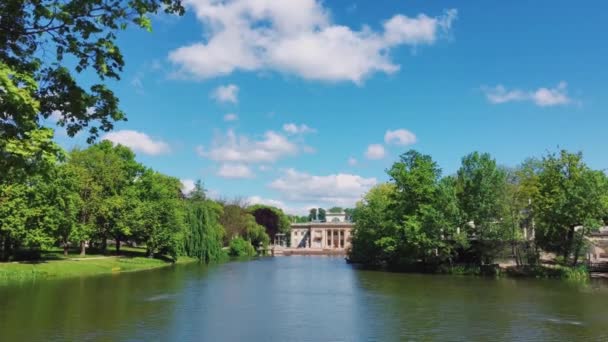 Belvedere Restaurant en Paleis in Lazienki of Royal Baths Park, prachtige natuur op zonnige dag — Stockvideo
