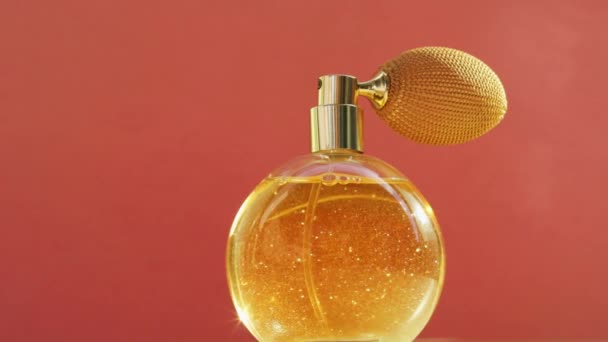 Flacone di profumo dorato e brillanti razzi leggeri, profumo di fragranza chic come prodotto di lusso per il marchio cosmetico e di bellezza — Video Stock