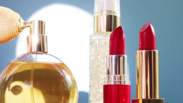 Make-up-Produkte Set aus Hautpflege, Parfüm und Lippenstiften, Urlaubskosmetik und Luxus-Beauty-Marke — Stockvideo