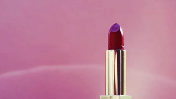 Lápiz labial rosa en tubo dorado y destellos de luz brillante, producto de maquillaje de lujo y cosméticos de vacaciones para la marca de belleza — Vídeos de Stock