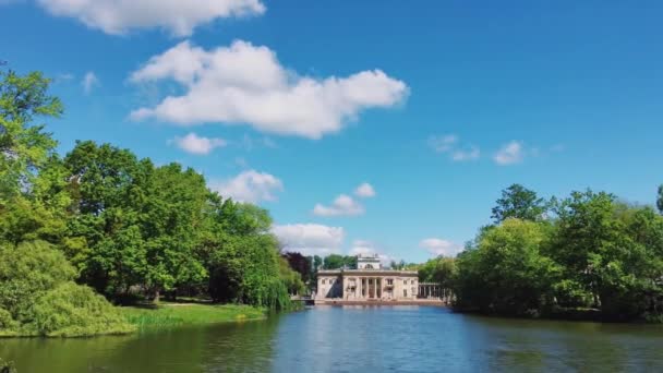 Restaurantul Belvedere și Palatul din Lazienki sau Royal Baths Park, natură frumoasă în ziua însorită — Videoclip de stoc