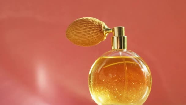 Garrafa de perfume dourado e clarões brilhantes, perfume de fragrância chique como produto de luxo para marca de cosméticos e beleza — Vídeo de Stock