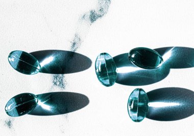 Sağlıklı beslenme için mavi kapsüller, eczacılık markası mağazası, probiyotik ilaç hapları sağlık hizmeti için veya ilaç endüstrisi reklamları için destek ürünleri