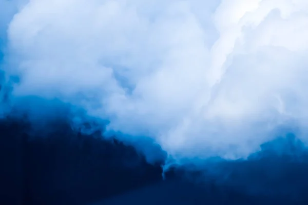 Traumhafter blauer Himmel und Wolken, spiritueller und naturbelassener Hintergrund — Stockfoto