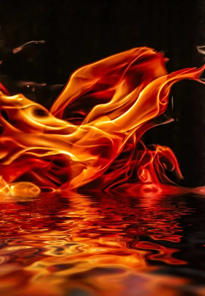 Suda doğa elementi ve soyut arkaplan olarak sıcak ateş alevleri — Stok fotoğraf