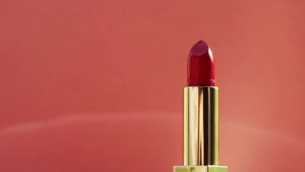 Lápiz labial rojo chic en tubo dorado y destellos de luz brillante, producto de maquillaje de lujo y cosméticos de vacaciones para la marca de belleza — Vídeos de Stock
