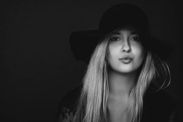 Mulher loira bonita usando um chapéu, retrato de filme artístico em preto e branco para campanha de moda e marca de beleza — Fotografia de Stock