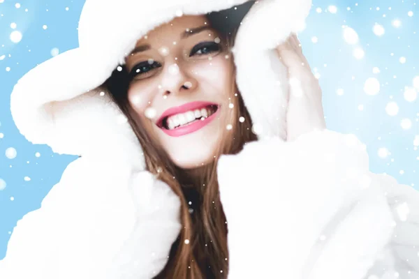 Retrato navideño e invernal de una joven con capucha blanca, nieve sobre fondo azul, moda y estilo de vida —  Fotos de Stock