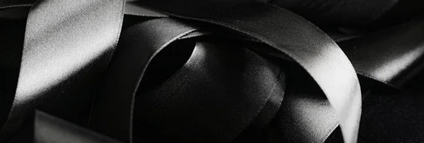 Fita de seda preto e branco como fundo, abstrato e design de marca de luxo — Fotografia de Stock
