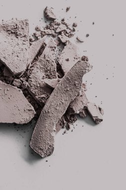 Makyaj paleti gibi soluk göz farı kaplaması, ezilmiş kozmetik ürünleri ve güzellik dokusu