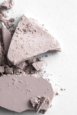 Makyaj paleti gibi soluk göz farı pudrası beyaz arka planda izole edilmiş, ezilmiş kozmetik ve güzellik dokusu