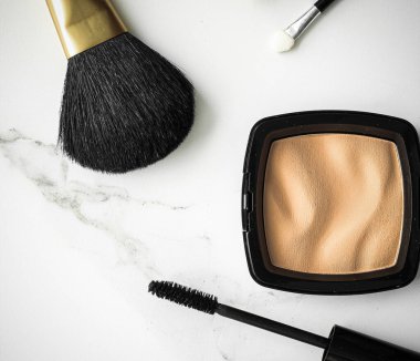 Makyaj ve kozmetik ürünleri mermer, düz arkaplan