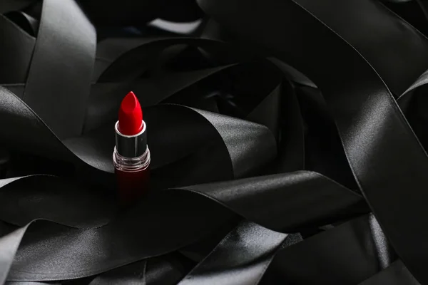 검은 실크 배경에 있는 빨간 립스틱, 화려 한 화장과 미용 — 스톡 사진