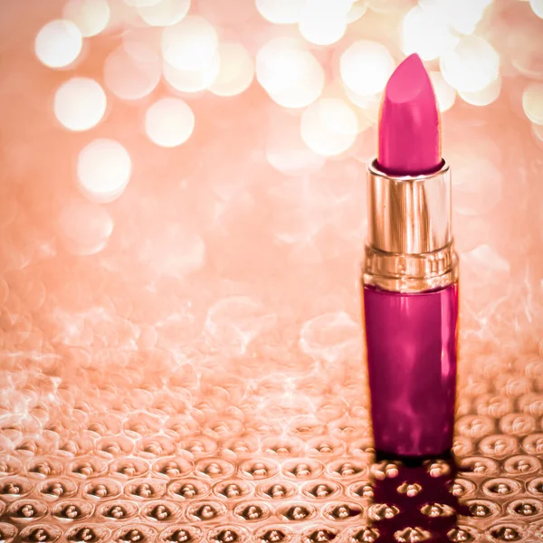 Rosa Lippenstift auf Roségold Weihnachten, Neujahr und Valentinstag Urlaub Glitzerhintergrund, Make-up und Kosmetikprodukt für Luxus-Beauty-Marke — Stockfoto