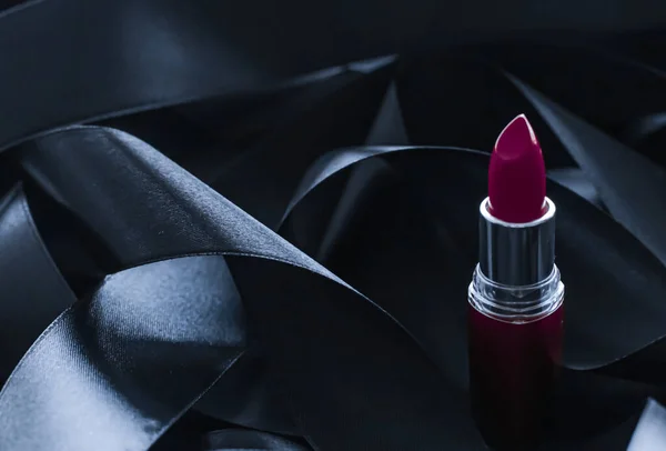 Paarse lippenstift op zwarte zijde achtergrond, luxe make-up en schoonheid cosmetische — Stockfoto