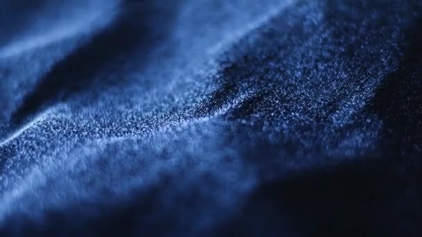 Синя блискуча текстура тканини крупним планом для модного бренду як святковий блискучий фон, текстильна поверхня та розкішний матеріал — стокове відео
