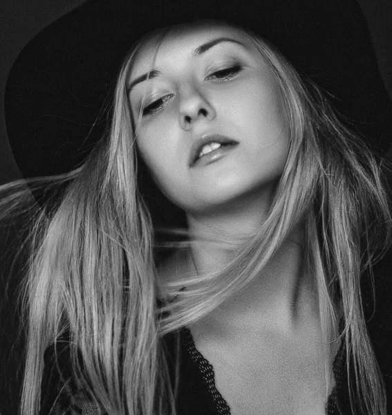 Vacker blond kvinna bär hatt, konstnärlig film porträtt i svart och vitt för modekampanj och skönhet varumärke — Stockfoto