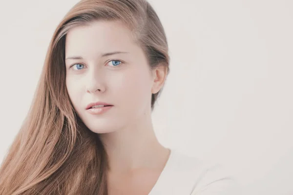 Retrato facial de belleza de una mujer joven, aspecto de maquillaje natural, cuidado de la piel y el cabello — Foto de Stock