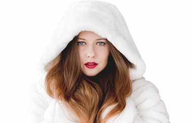 Kapüşonlu tüylü kürklü genç kadın, moda ve Noel tatilleri için kalın kışlık elbiseler.