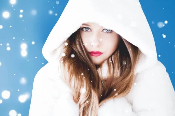 Mutlu noeller ve kış tatili portresi beyaz kapüşonlu kürklü genç kadın, mavi arka planda kar, moda ve yaşam tarzı — Stok fotoğraf