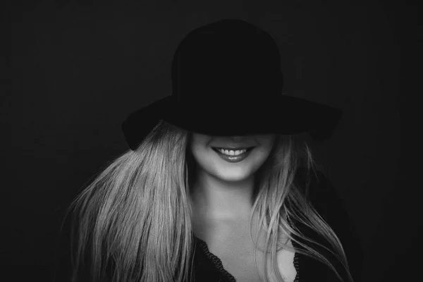 Mooie blonde vrouw draagt een hoed, artistieke film portret in zwart-wit voor mode campagne en schoonheid merk — Stockfoto
