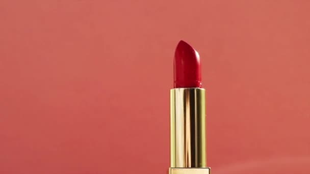 Chic piros rúzs arany csőben és csillogó fény fáklyák, luxus smink termék és nyaralás kozmetikumok szépség márka — Stock videók