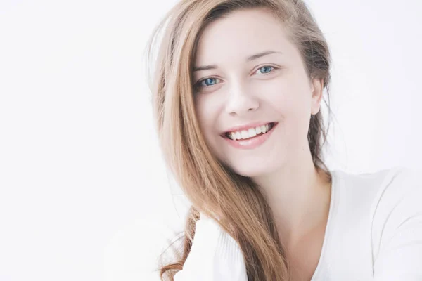 Retrato facial de belleza de una mujer joven, aspecto de maquillaje natural, cuidado de la piel y el cabello —  Fotos de Stock