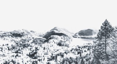 Kışın karlı dağ manzaralı Noel kartı, sanat baskıları ve basılabilir tasarım için monokrom fotoğraf