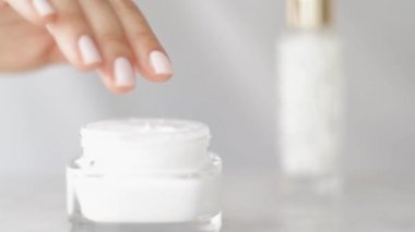 Sağlıklı cilt, kadın ve cilt bakım ürünleri, organik kozmetik ürünleri ve lüks güzellik markası için nemlendirici krem ya da vücut losyonu kullanan kadın eli.