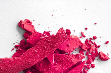 Makyaj paleti olarak pembe göz farı pudrası beyaz arka planda izole edilmiş, ezilmiş kozmetik ve güzellik dokusu