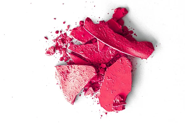 Polvo de sombra de ojos rosa como primer plano de paleta de maquillaje aislado sobre fondo blanco, cosméticos triturados y textura de belleza — Foto de Stock