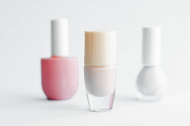 Beyaz arka planda tırnak cilası şişeleri, güzellik markası