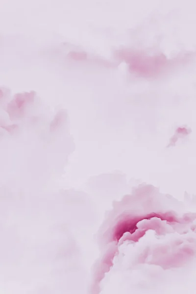 추상적 인 배경, 최소한의 디자인과 예술적 인 조명으로서의 미니멀리즘적 인 핑크 구름의 배경 — 스톡 사진